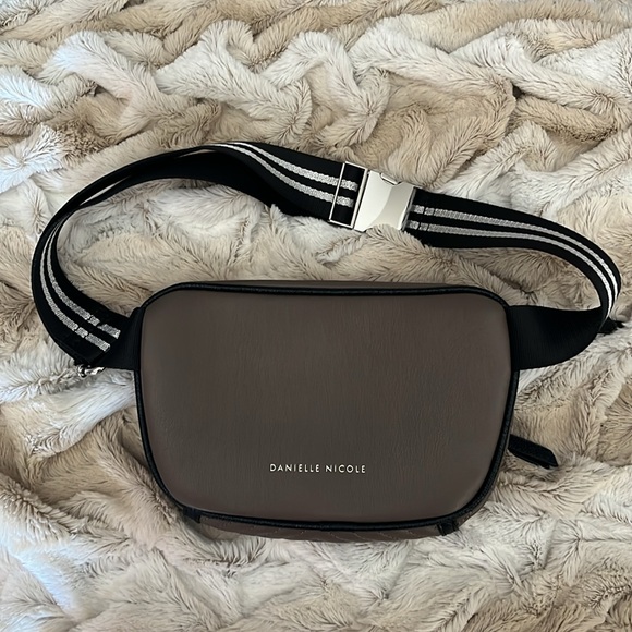 Danielle Nicole Hufflepuff Fanny Pack - Picture 2 of 3